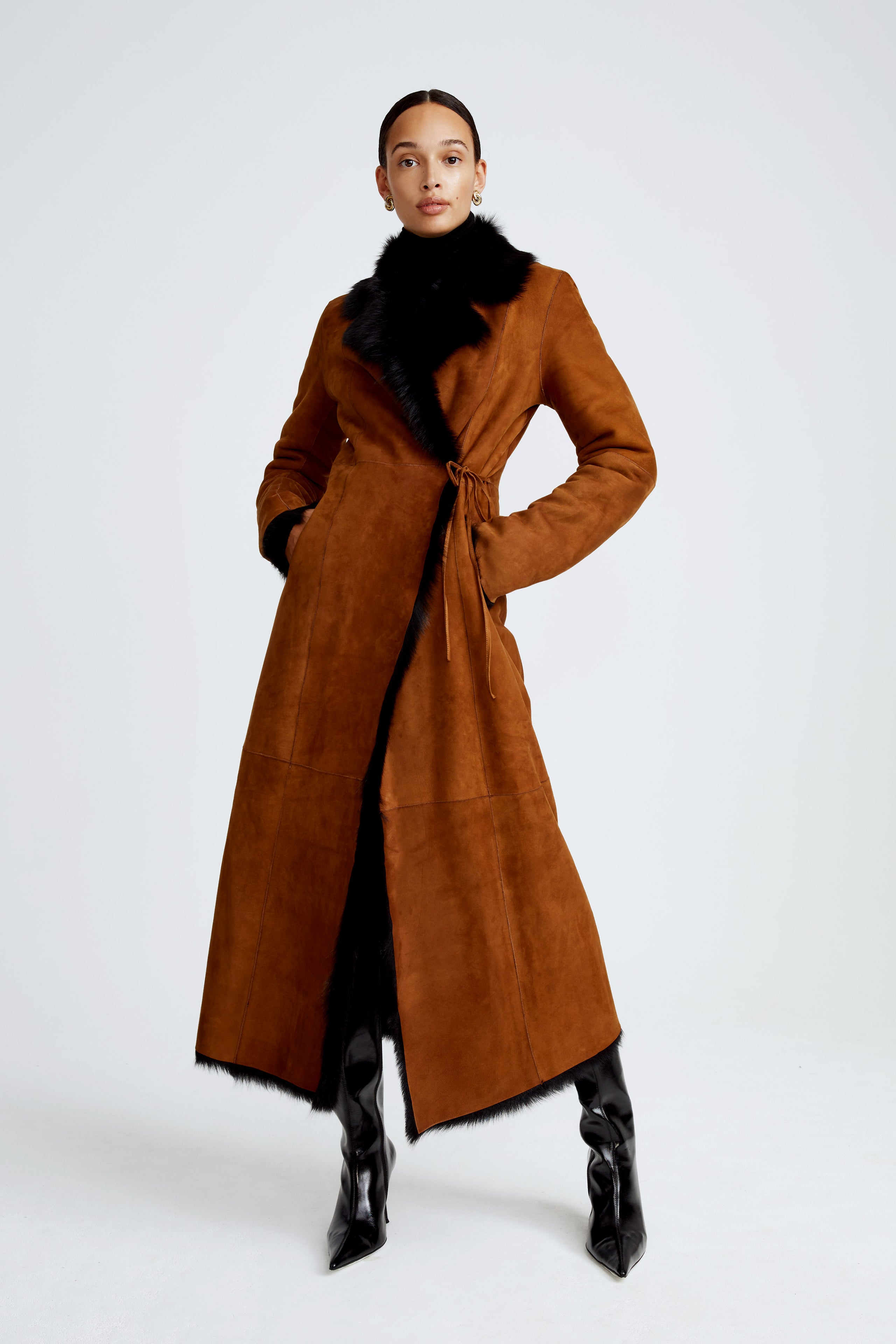 Model is wearing the Joni Cognac Black 90s Glamour Shearling Coat Front