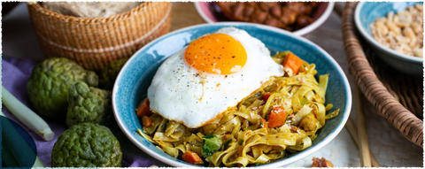 Bami Goreng mit Ei und Hähnchen