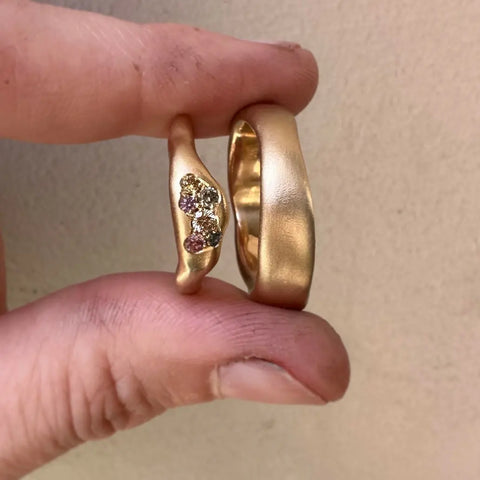 Weddingrings with organic shapes. 14k gold with diamonds and sapphires.