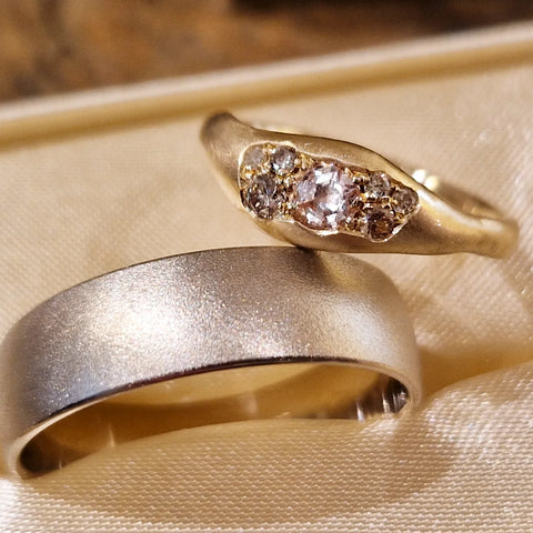 Wedding rings in 14k gold and whitegold. Mix of diamonds and sapphires