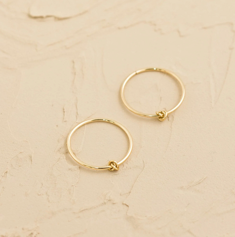 Prélude Sleeper Hoop Earrings – 10k Yellow Gold