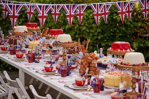 Fête du jubilé, célébrations du jubilé, jubilé des reines, jubilé de platine, fête de rue, fête de rue vintage, union jacks rouge blanc et bleu