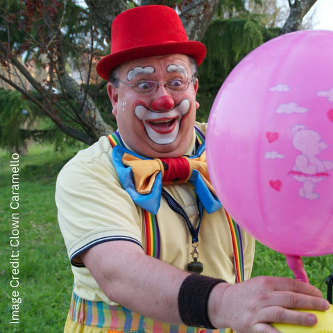 Clown Caramello blowing up a balloon Auguste Clown Makeup Easy