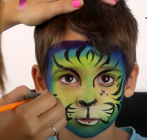 Angelo tiger - Anna Painting stripes on his face