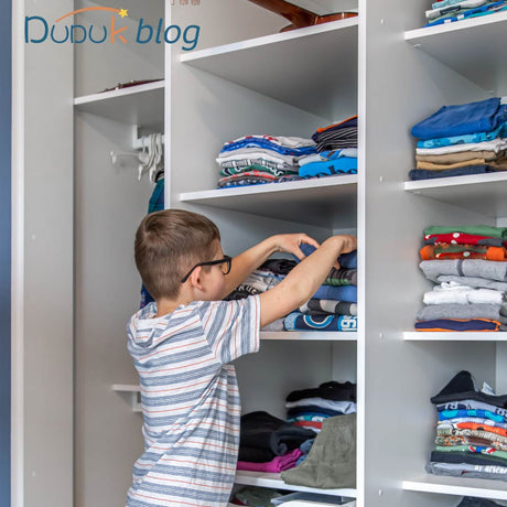 Enseñarle a un pequeño a organizar su ropa y usar sus muebles | DUDUK