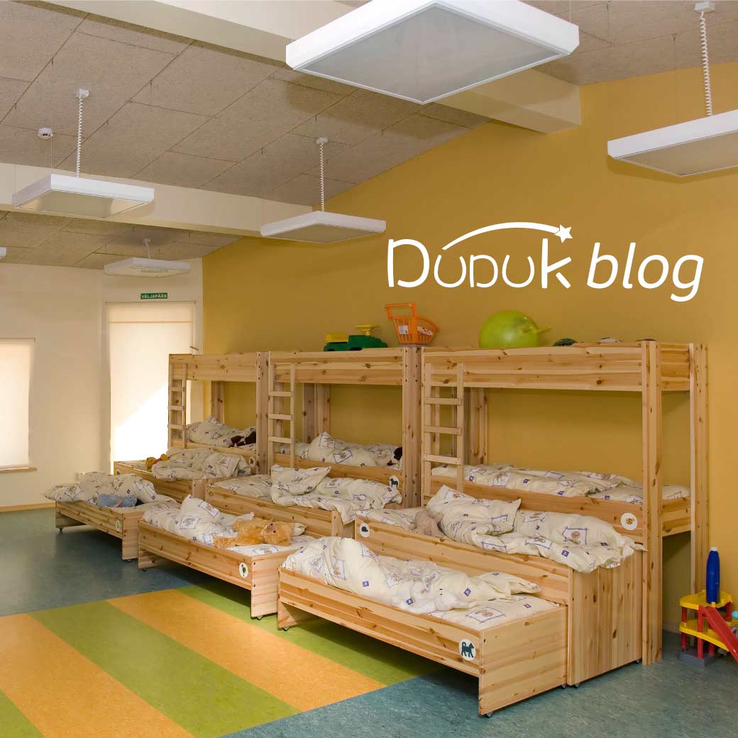 Ambientación con cama moderna con cajones para niños