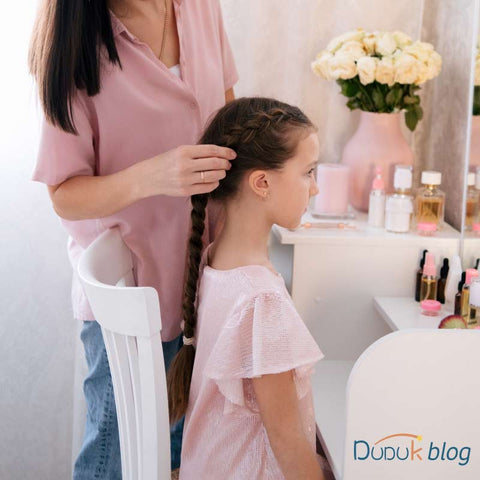 rutina personal de higiene establecida para el cuidado del cabello de la niña