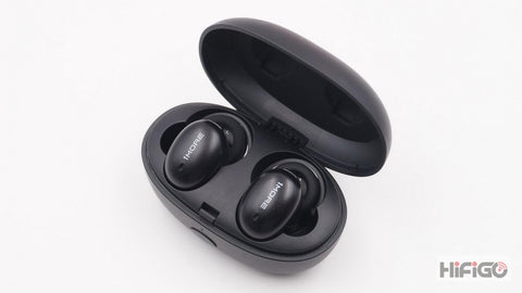 https://cdn.shopify.com/s/files/1/0031/0453/8673/files/1more_truewireless_earbuds_under_100_12_large.jpg?v=1564319345