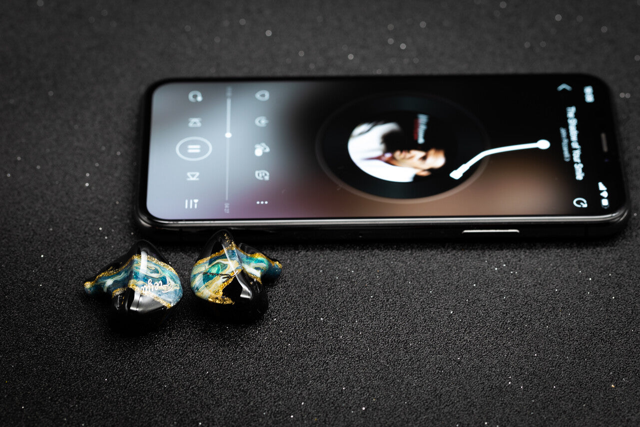 Kinera Freya earphone next to smartphone