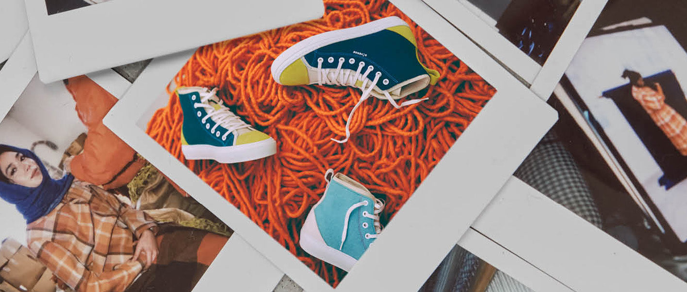 Una collezione di scarpe personalizzate e oggetti vari immortalati in una serie di foto.