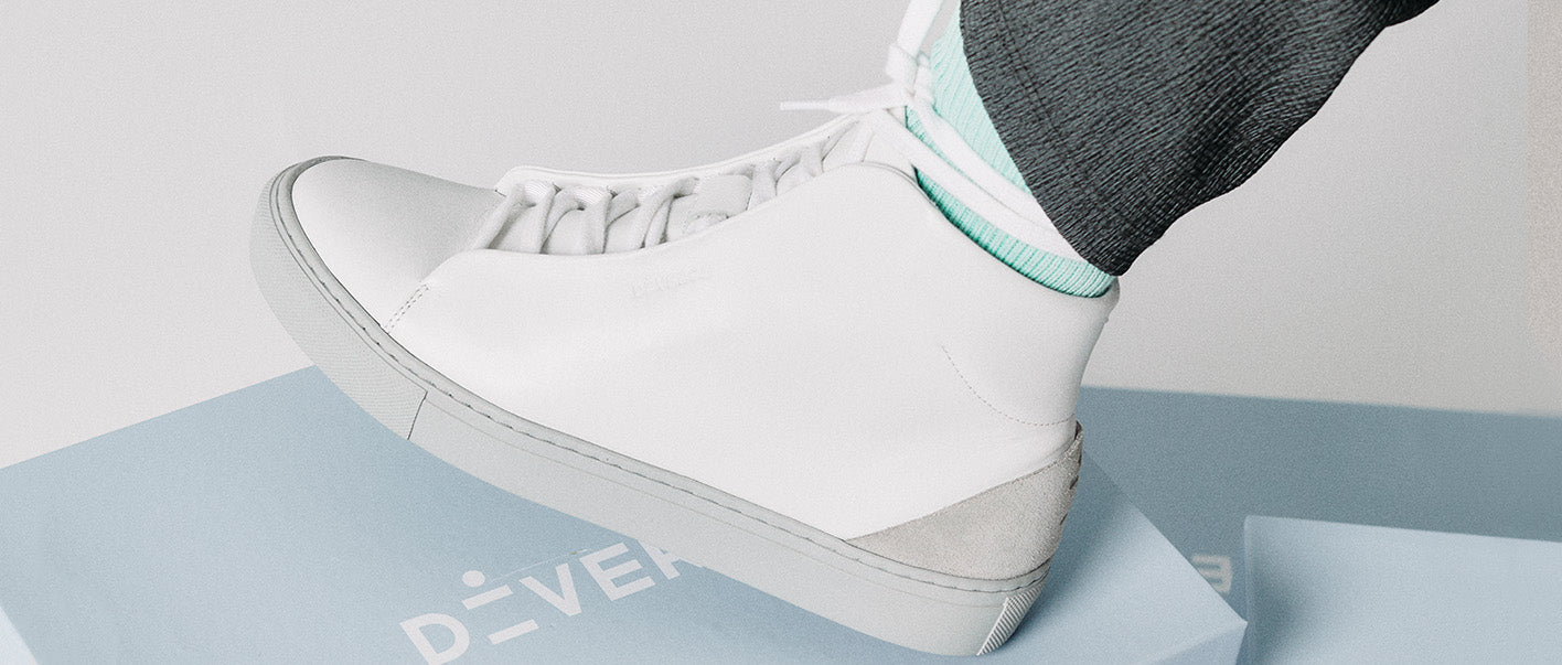 sneakers bianco personalizzato per uomo su scatola.