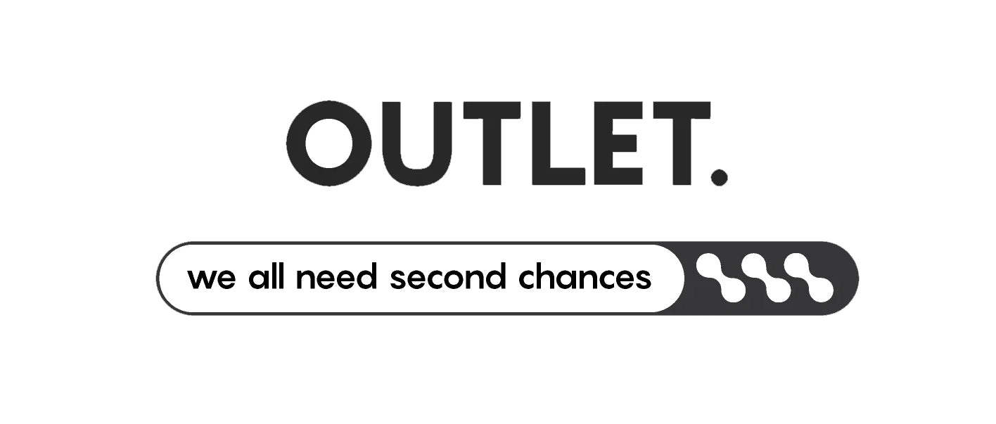 Logotipo de outlet con rótulo en blanco y negro: representa un outlet de zapatos a medida.