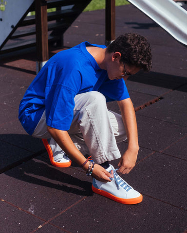 Miguel con zapatos personalizados, mostrando Diverge sneakers  y promoviendo el impacto social a través del proyecto Imagine.
