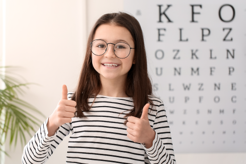 Niña en examen visual