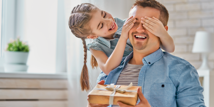 5 razones para regalar gafas el Día del Padre— Ópticas Lafam