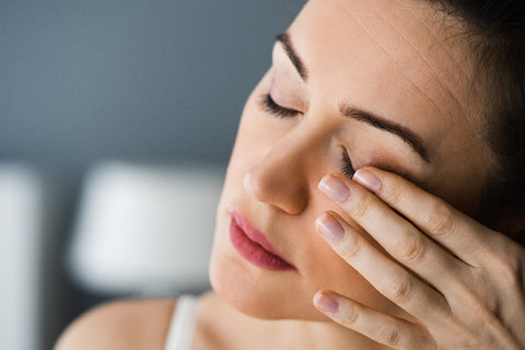 Mujer con ojos inflamados