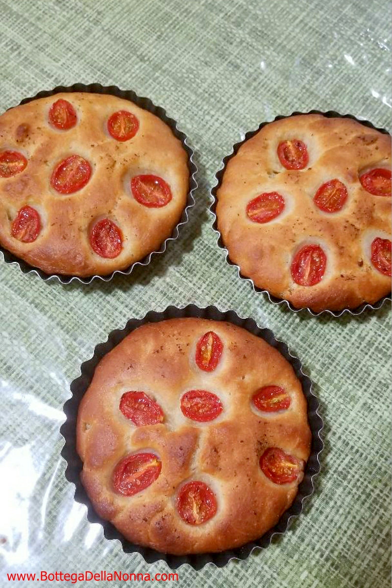 https://cdn.shopify.com/s/files/1/0031/4232/0246/products/small-focaccia-pan_1024x.jpg?v=1585913456