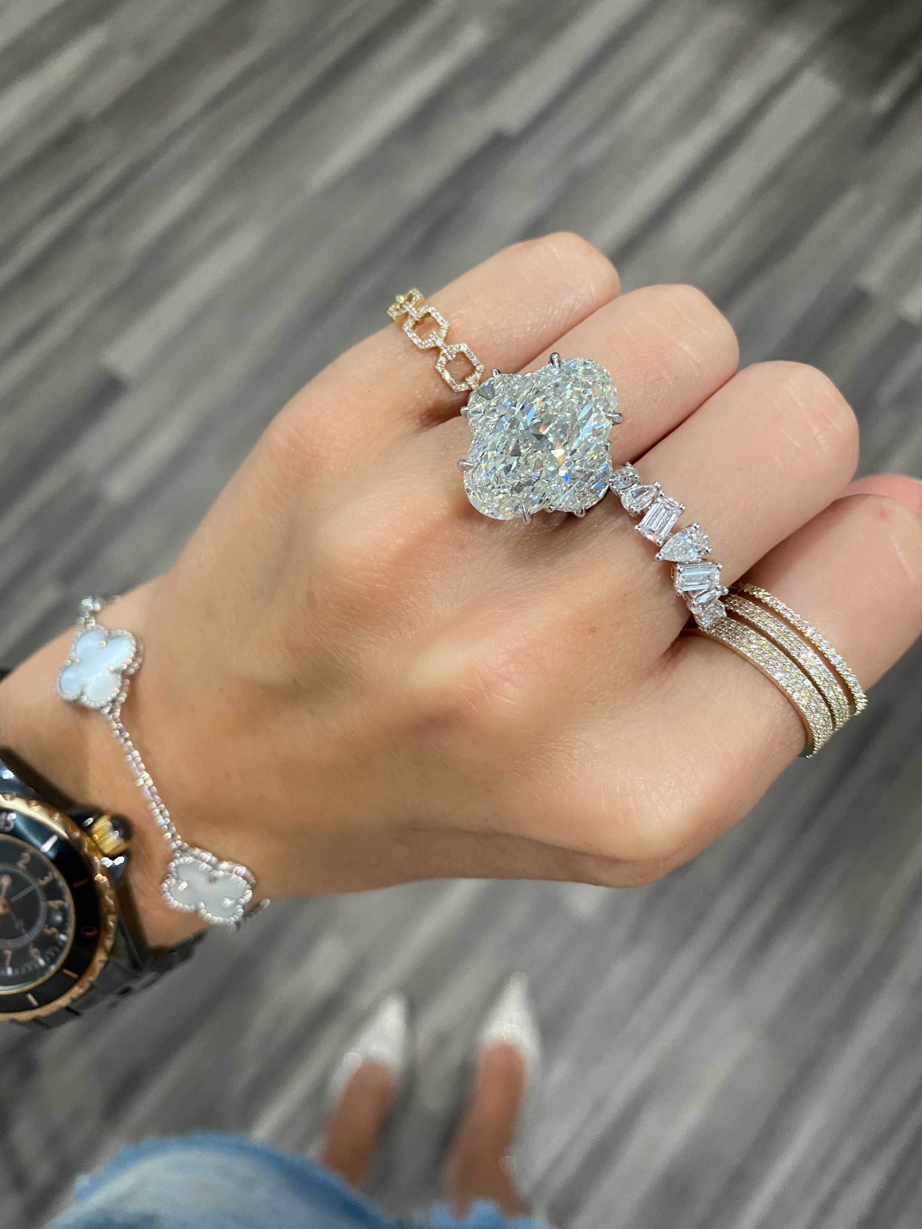 Stunning 10 Carat Diamond Ring that Set the Fashion Frenzy