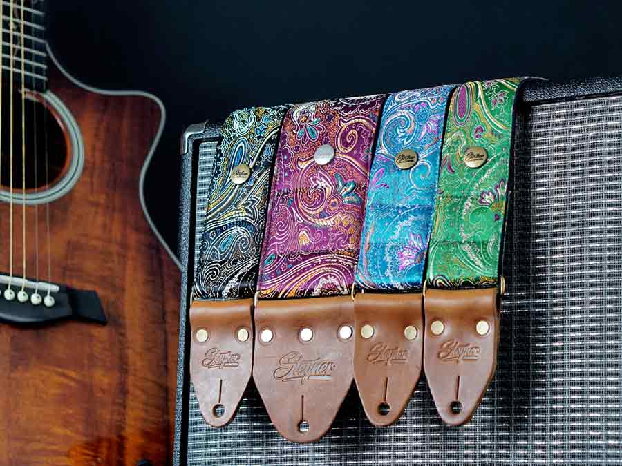 Paisley Gitarrengurt und Bassgurte mit einer Taylor Gitarre und Marschall Amp