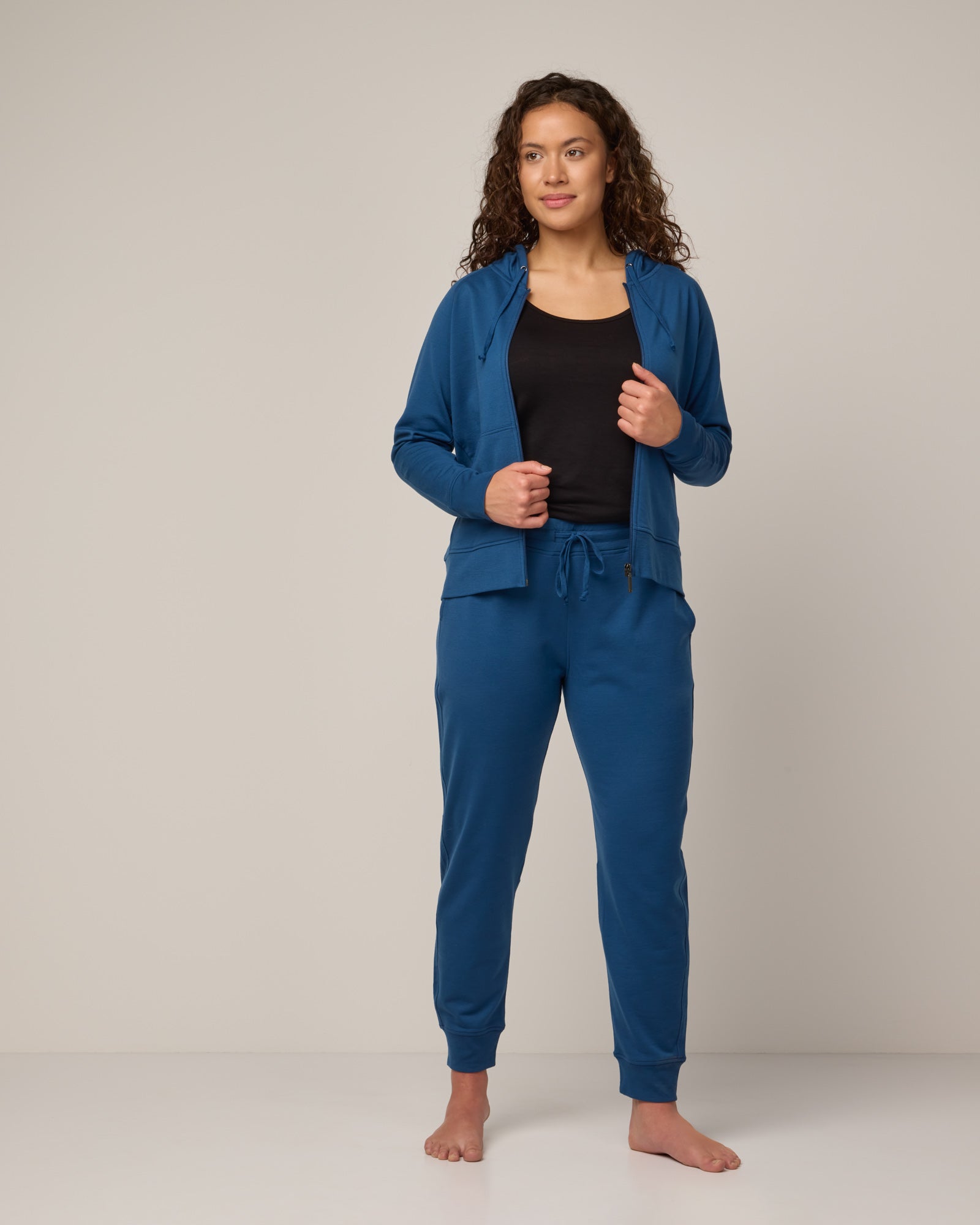 https://cdn.shopify.com/s/files/1/0031/4939/8086/products/20230214_wooland_00135_AspenZipHoodie_Jogger_MarineBlue-LR.jpg?v=1696882212