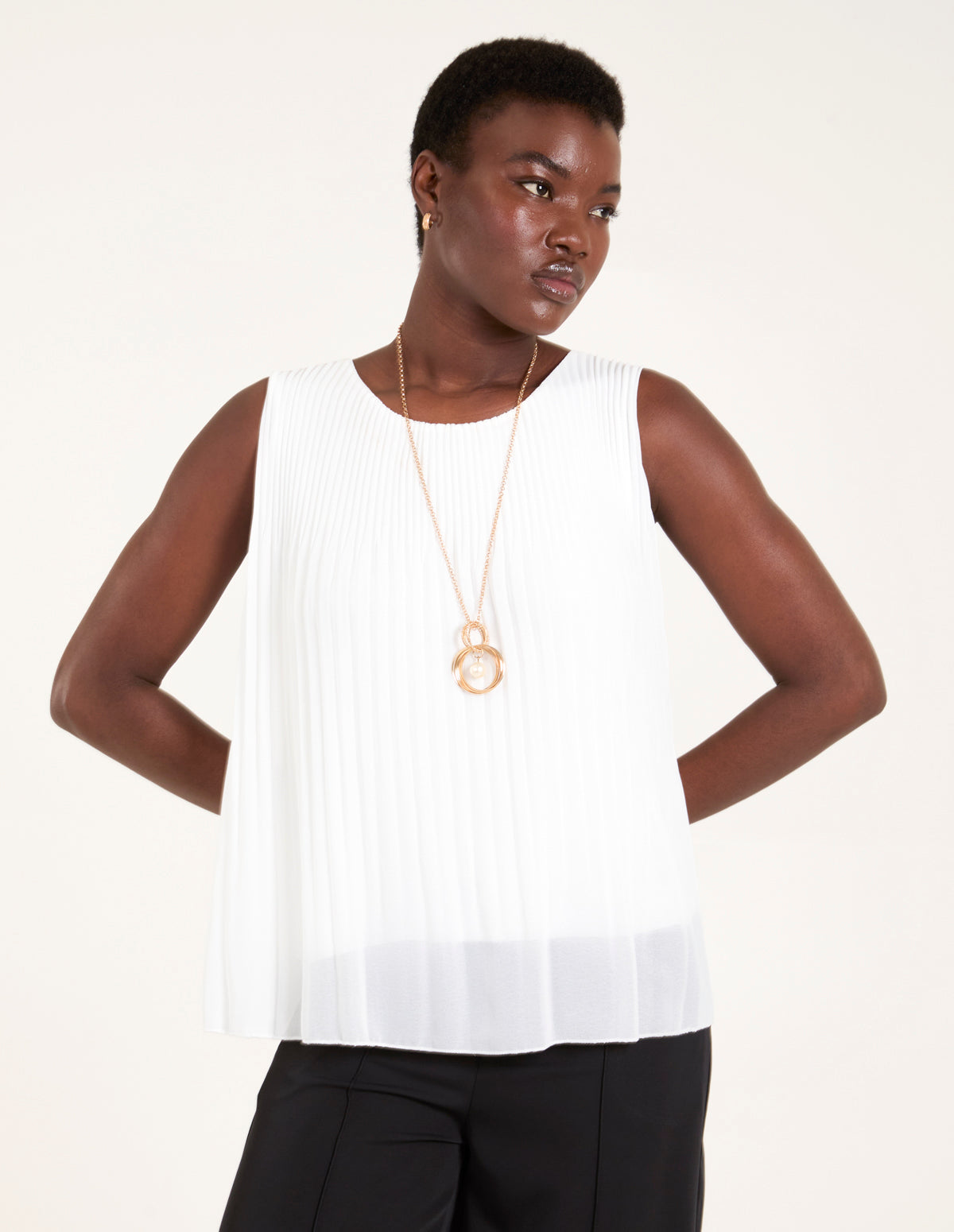 Sleeveless Pleated Top With Necklace 