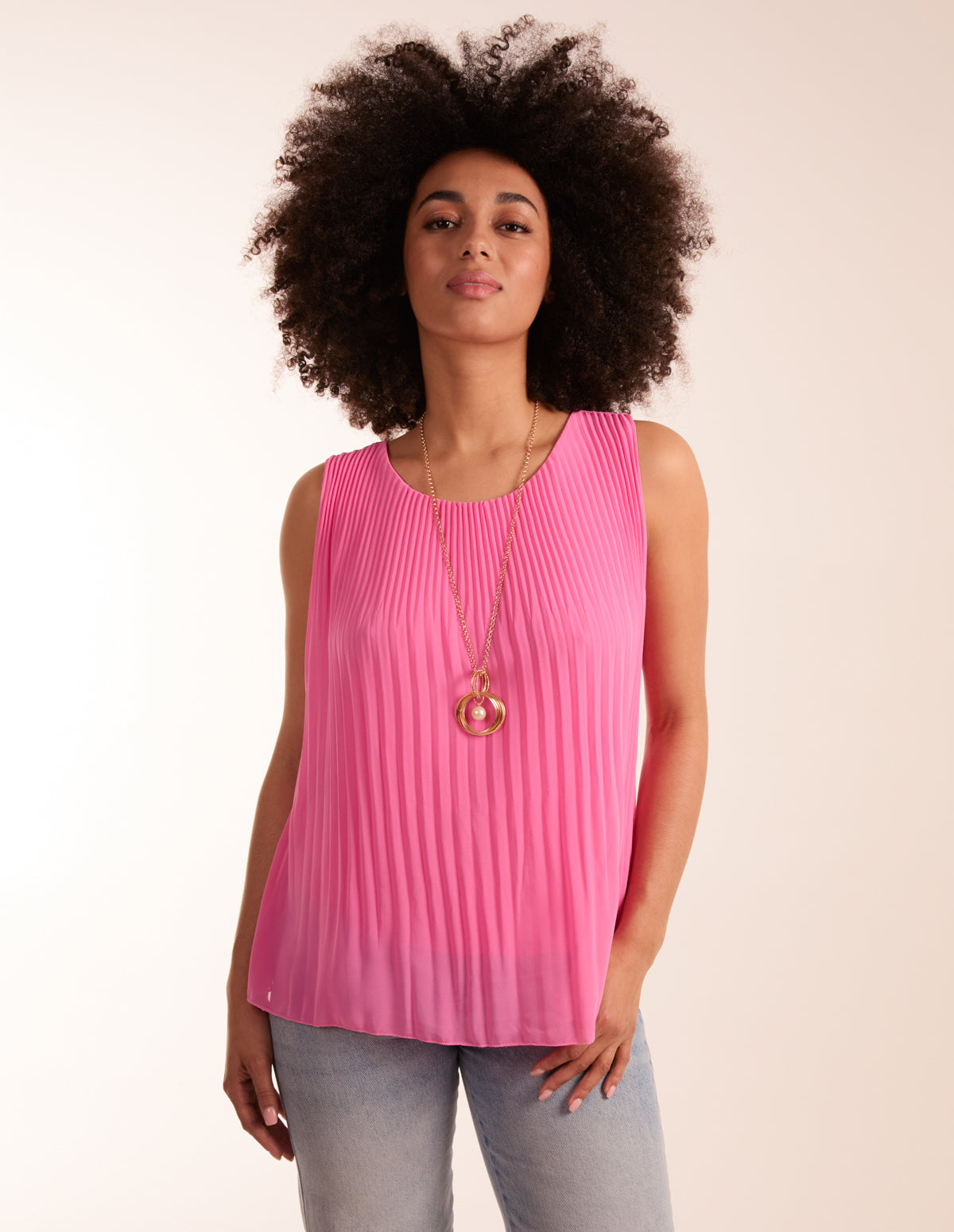 Sleevless Pleated Top With Necklace 