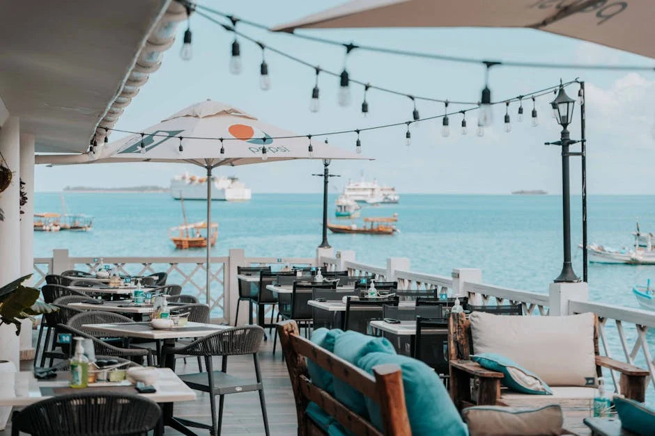 Ristorante all'aperto sul mare con cuscini impermeabili colorati