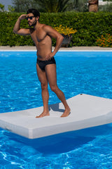 Lettino per piscina galleggiante grigio, Kiatta. Arredo per piscina del programma La Pupa e Il Secchione e Viceversa 2021