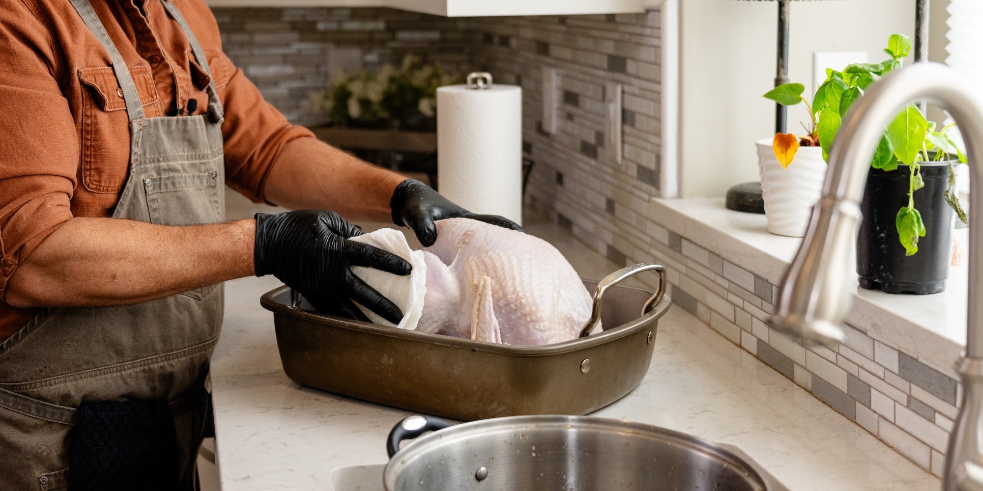 Drying meat with paper towels.