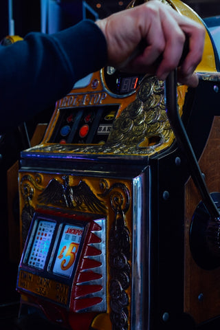 hand on the slot machine