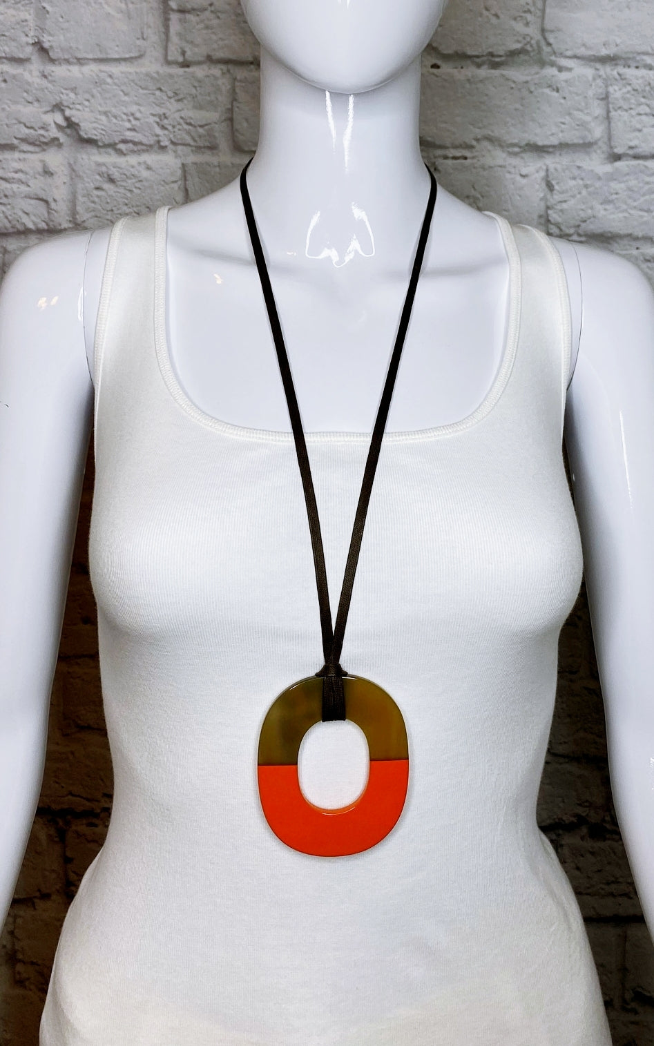 Brick red lacquer & Blond horn Ring pendant | O'Leary