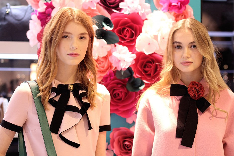 installation de fleurs en papier pour Gucci