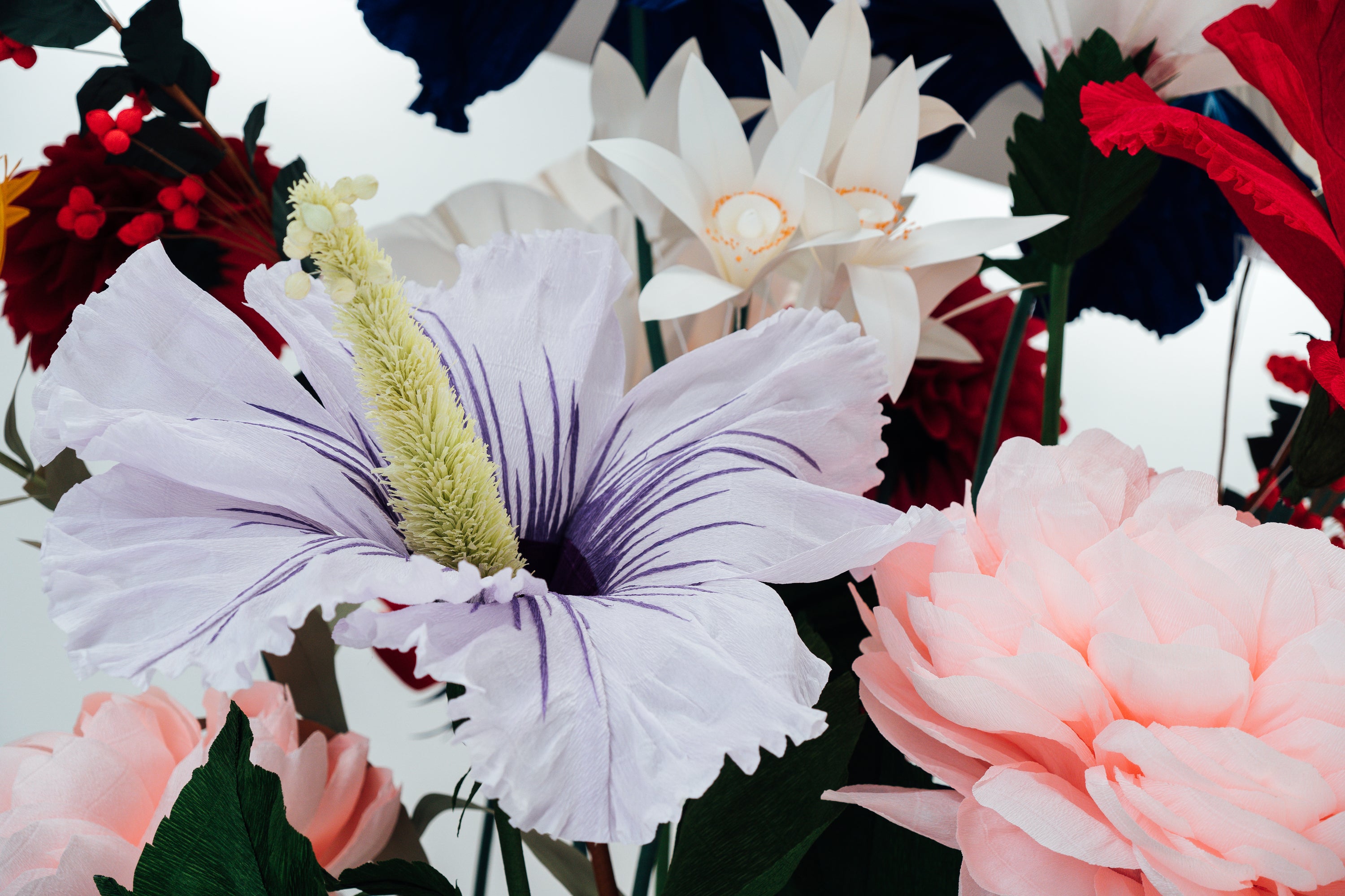 Skurriles Blumenarrangement aus Papier in leuchtenden Farben