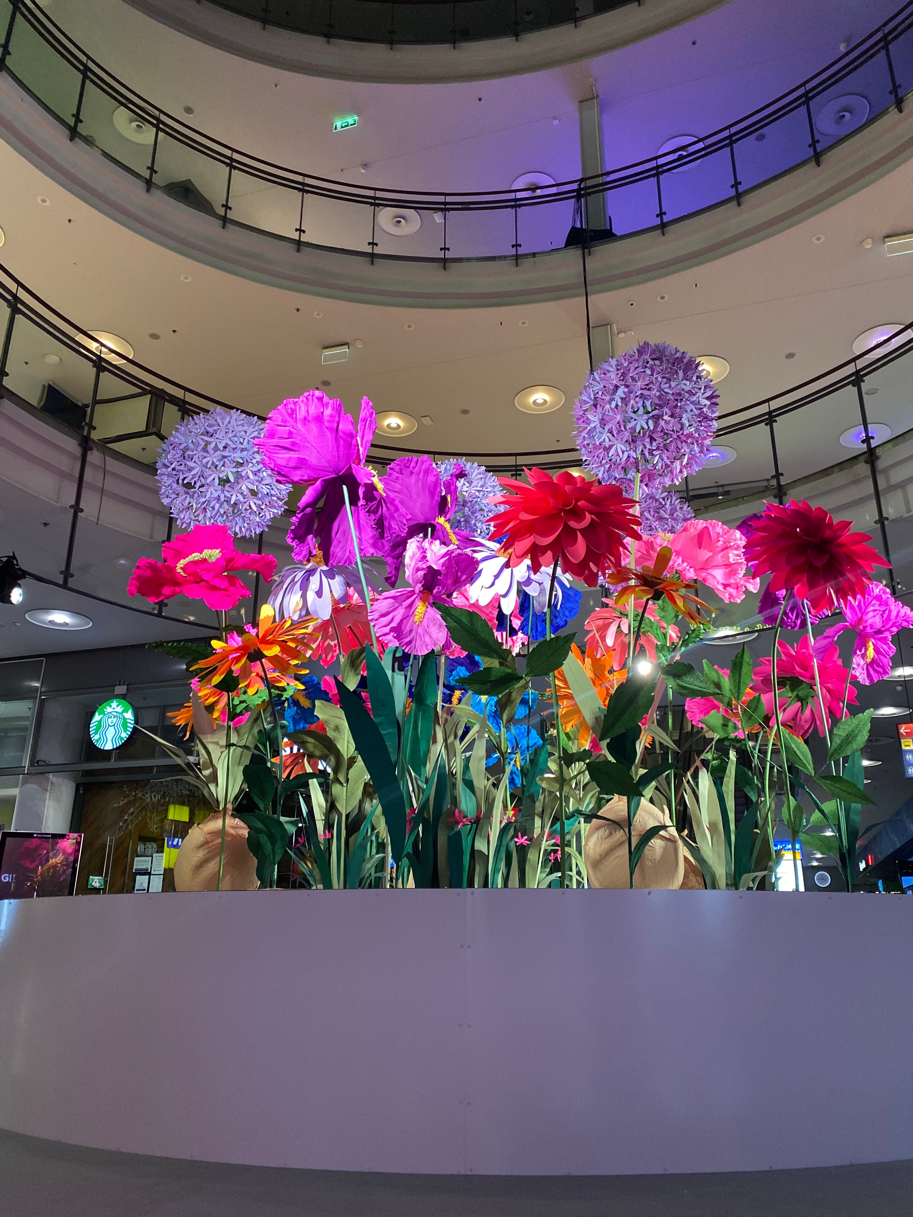 Helsinki, en Finlande, se transforme en un monde merveilleux avec de superbes fleurs en papier qui fleurissent. Les détails minutieux et les couleurs vives des fleurs en papier créent une scène pittoresque, enchantant tous ceux qui découvrent cette merveille visuelle.