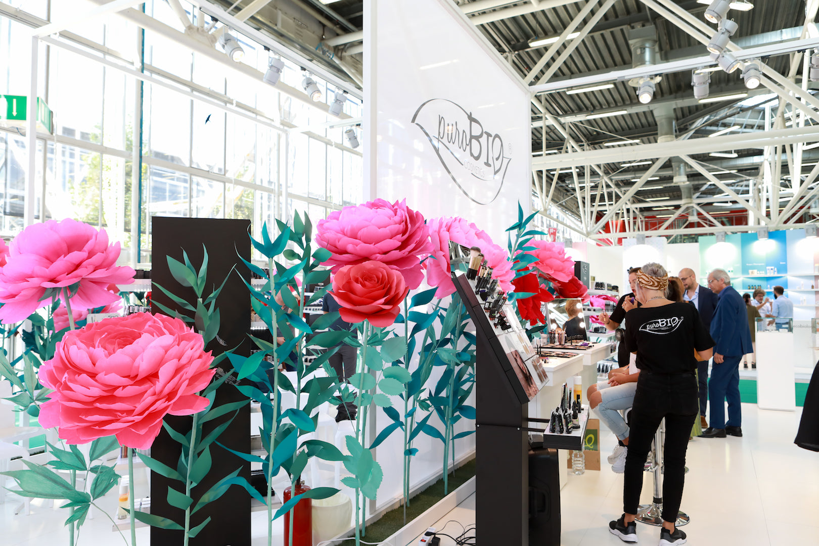 Stand d'exposition de fleurs en papier debout