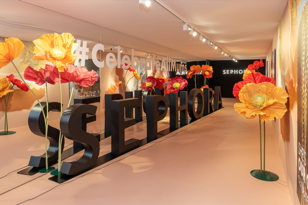 Colorful paper poppies crafted by Mio Gallery Paper Art Studio for Sephora Press Day SS23, displayed in an enchanting garden installation at Cercle d'Aumale