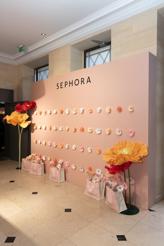Image Alt Text: A captivating display of oversized paper poppies by Mio Gallery Paper Art Studio, adding a burst of color and artistry to the Sephora Press Day SS23 event at Cercle d'Aumale.