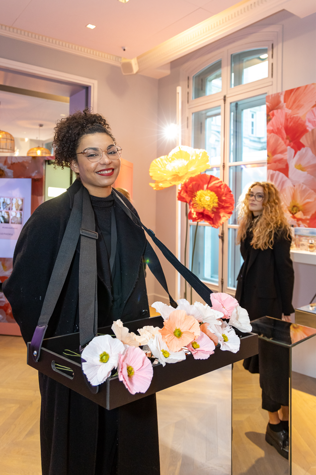 Mio Gallery's stunning paper poppies, a visual delight with their vibrant colors and intricate details, created for the Sephora Press Day SS23 event at Cercle d'Aumale.