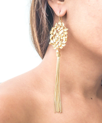 aretes largos de diseño en oro