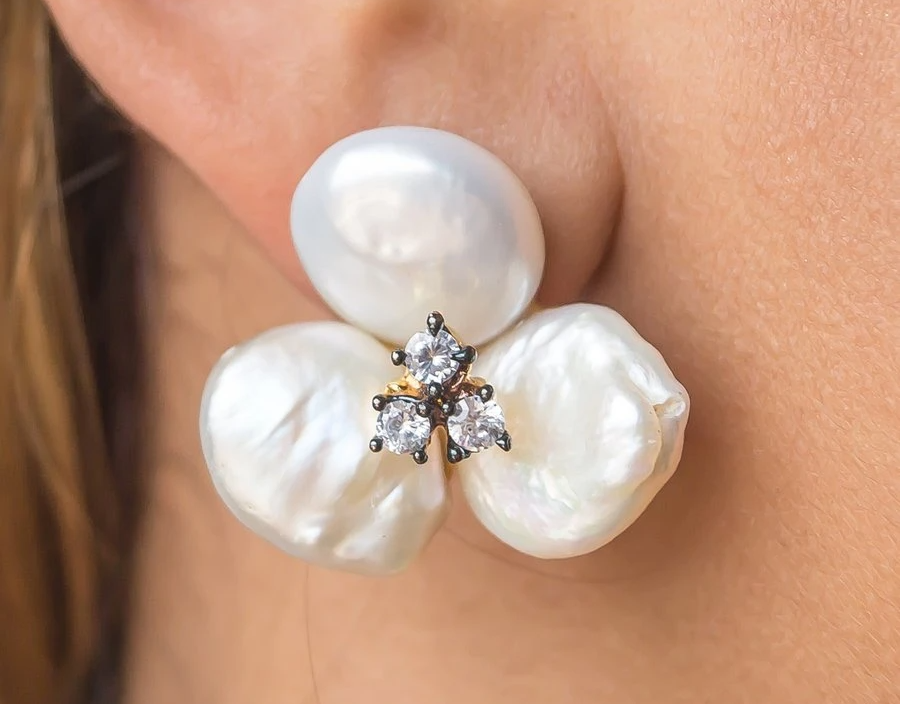 Bridal earrings with pearls and zircons