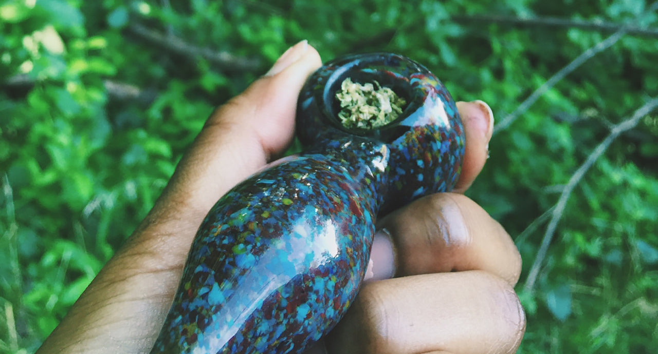 how to properly clean out a glass pipe