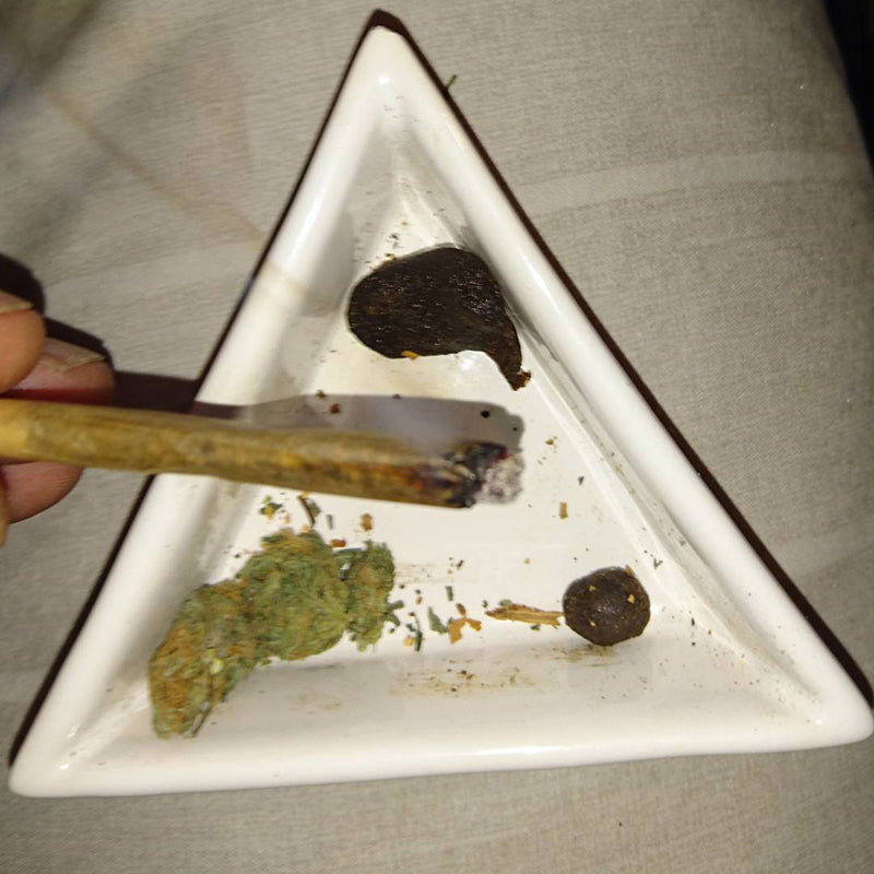 Hash, weed and a joint, image from Legaliza Brasil 4i20 on Instagram