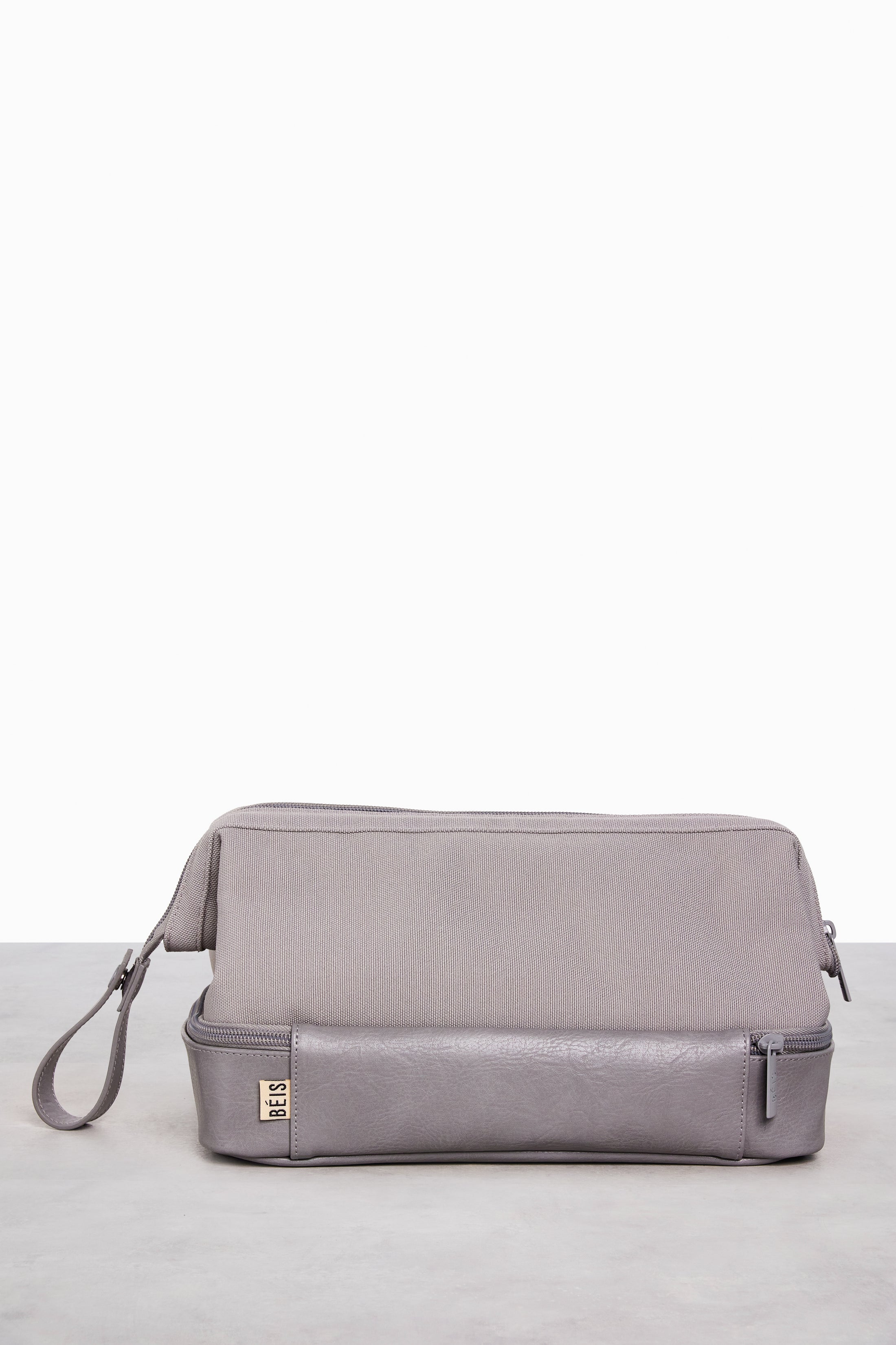 Béis 'The Dopp Kit' In Grey - Grey Travel Toiletry Bag & Toiletry Kit