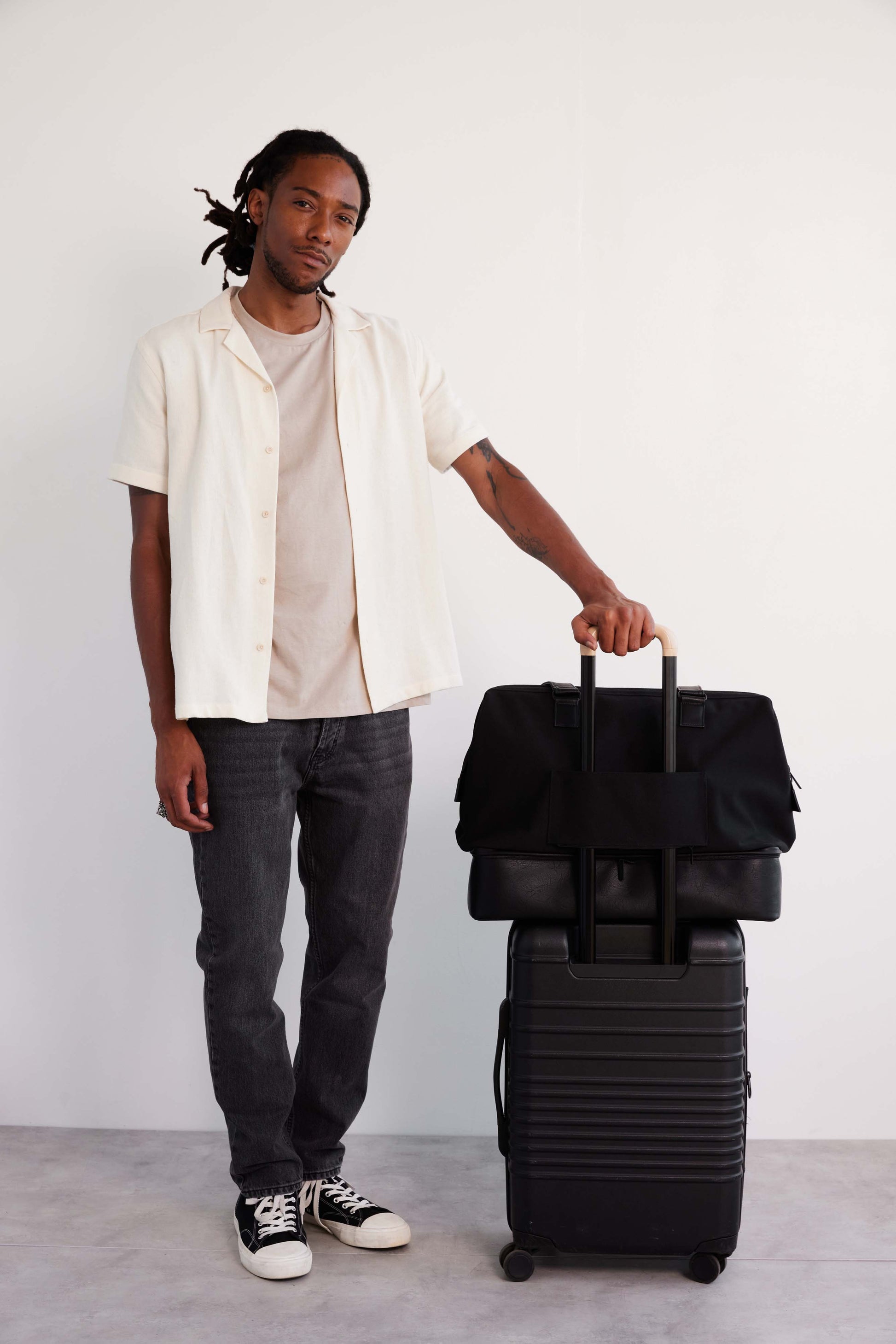 Mount Bank noodzaak Kakadu Béis 'The Weekender' in Black - Black Travel Bag & Overnight Bags