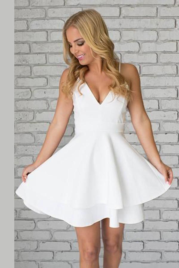 В коротком белом платье