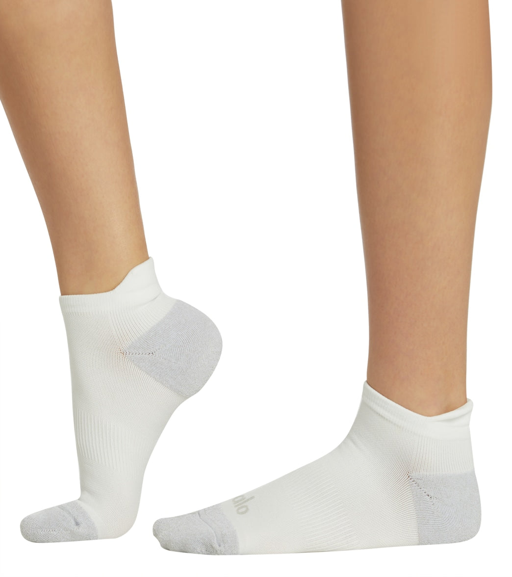 Buy Alo Yoga® Pulse Barre Socks - Black At 27% Off