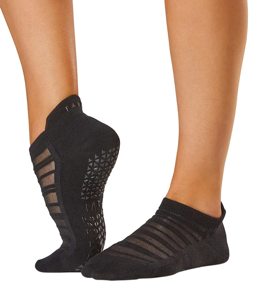 TAVI NOIR Kai Fashion Crew Grip Socks for Barre, Pilates, and Yoga, Retro  Light Grey, Small : : Clothing, Shoes & Accessories