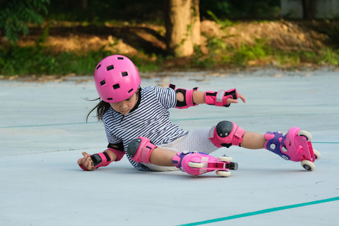 Little girl with pink helmet and skating accessories - Xino Sports