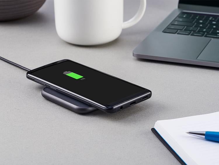 Charging smartphone on chargepad wireless charger