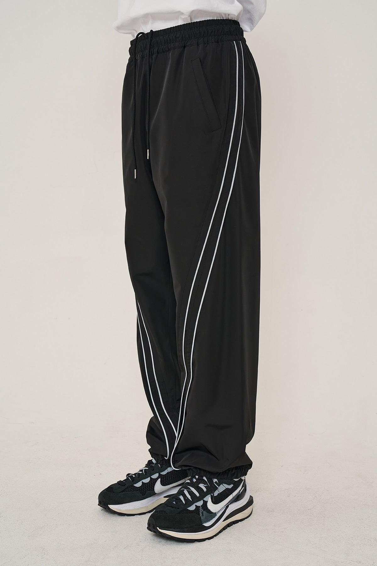 オーワイOY CURVE LINE LOGO TRACK PANTS-BLACK-